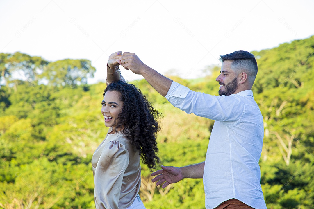 Lindo casal apaixonados felizes e jovens
