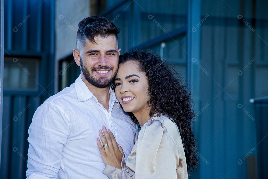 Lindo casal apaixonados felizes e jovens