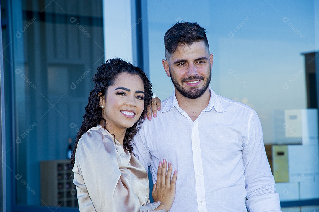 Lindo casal apaixonados felizes e jovens
