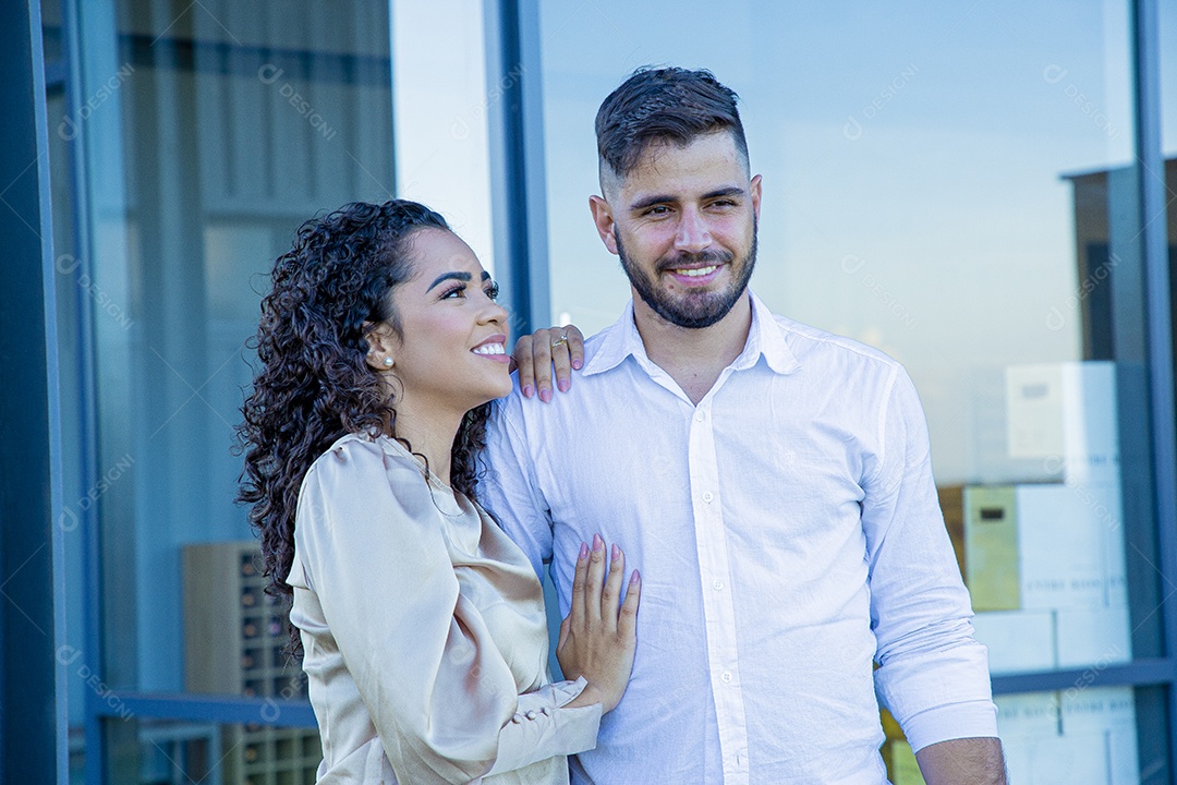 Lindo casal apaixonados felizes e jovens