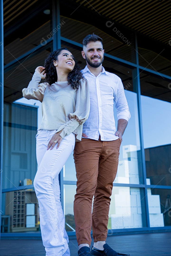 Lindo casal apaixonados felizes e jovens