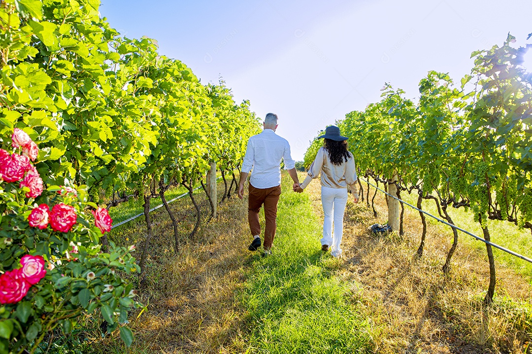 Lindo casal apaixonados felizes e jovens