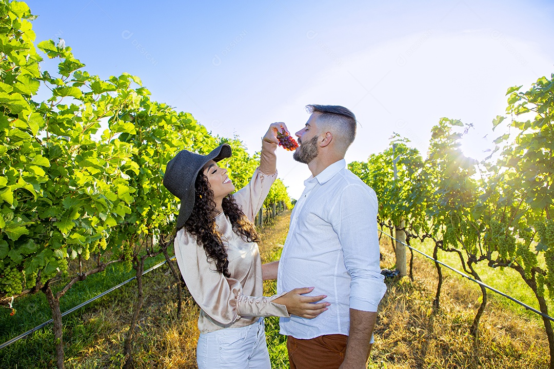 Lindo casal apaixonados felizes e jovens