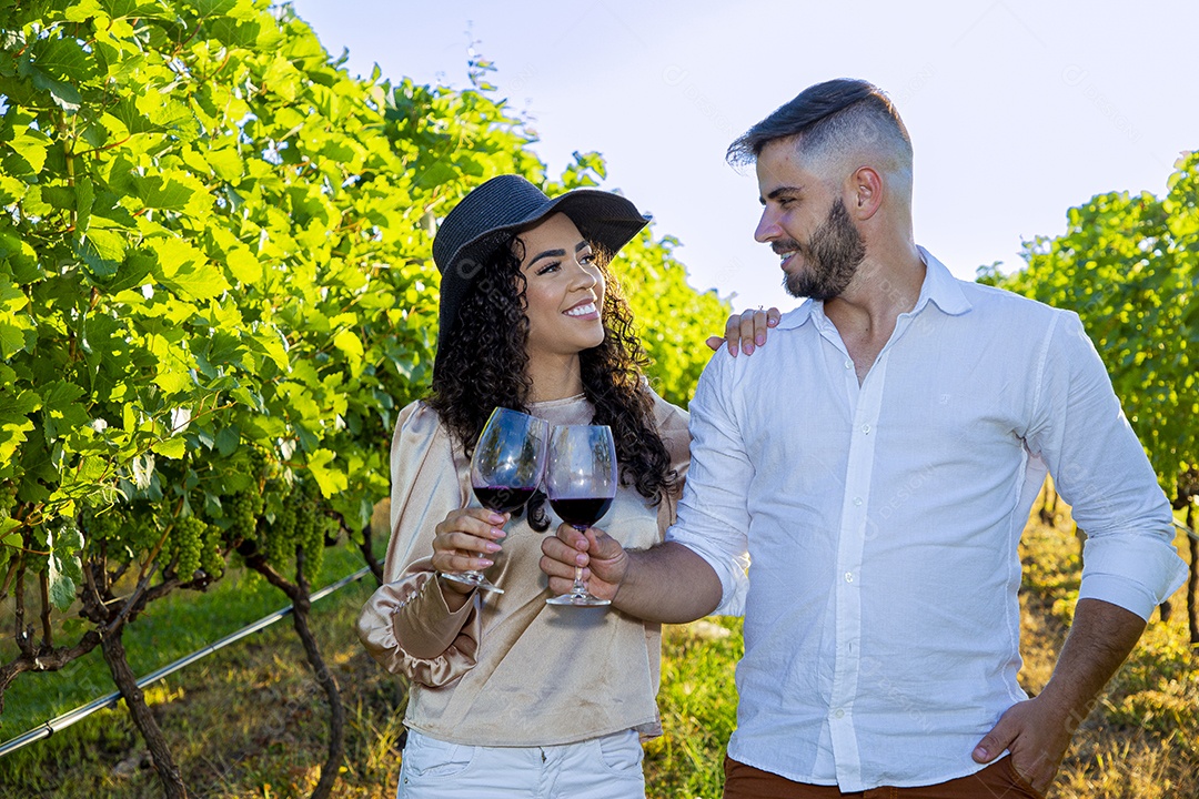 Lindo casal apaixonados felizes e jovens