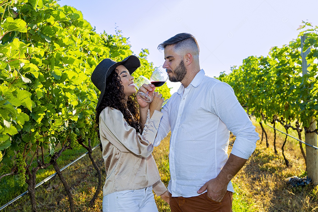 Lindo casal apaixonados felizes e jovens