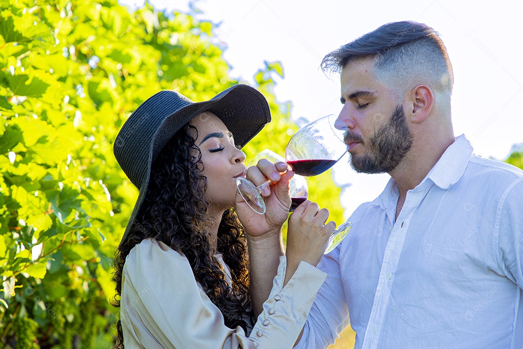 Lindo casal apaixonados felizes e jovens