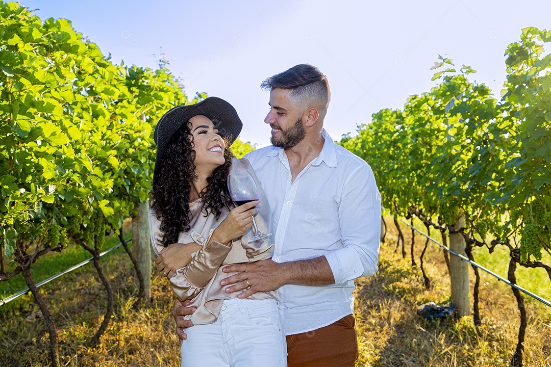 Lindo casal apaixonados felizes e jovens