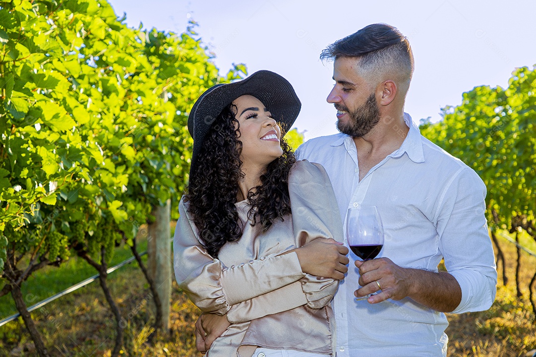 Lindo casal apaixonados felizes e jovens