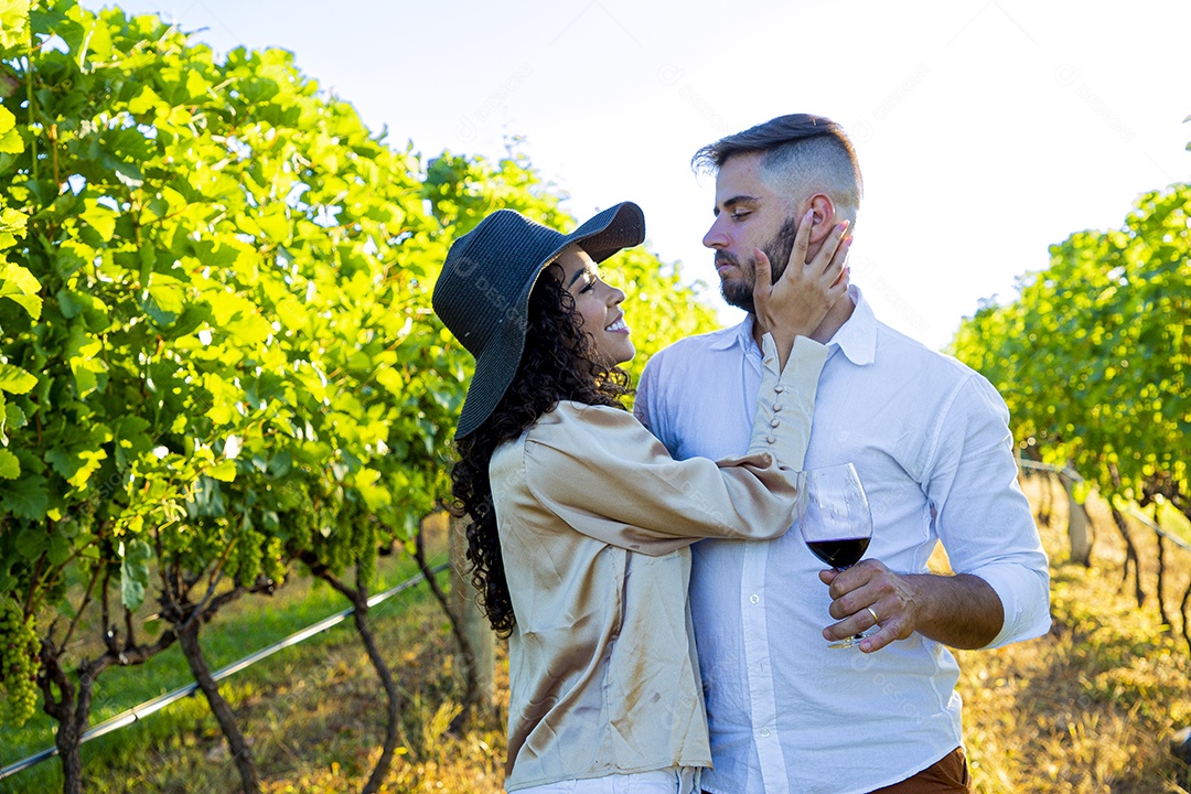 Lindo casal apaixonados felizes e jovens