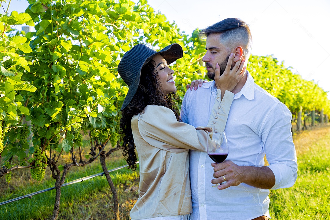 Lindo casal apaixonados felizes e jovens