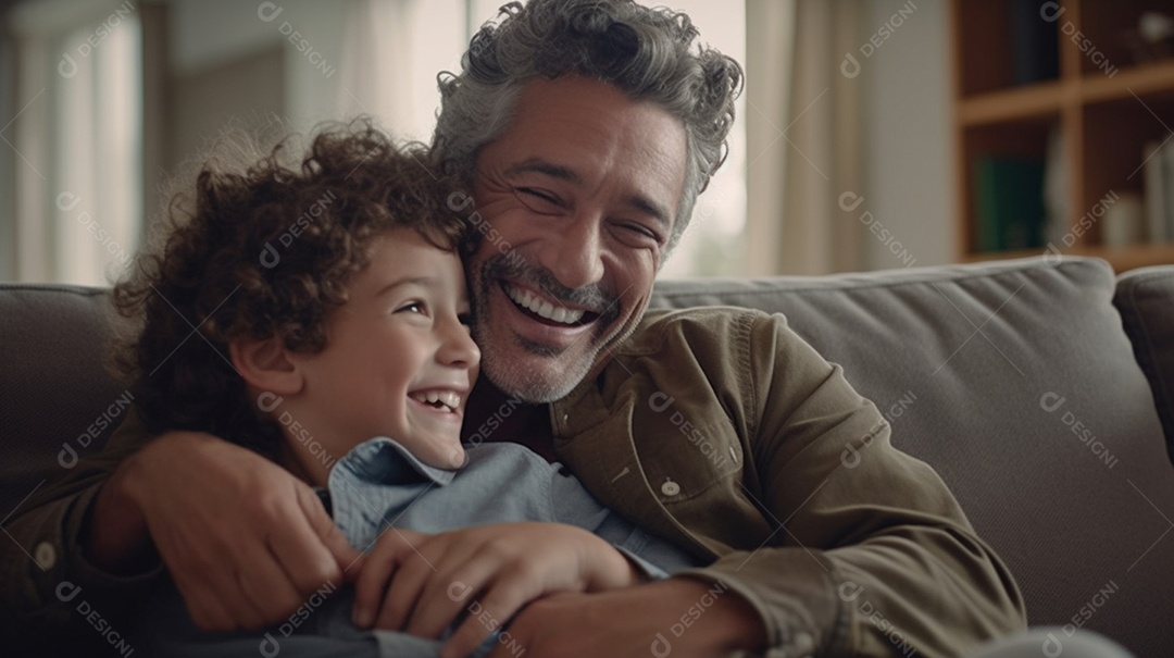 Pai e filho abraçados sentados no sofá