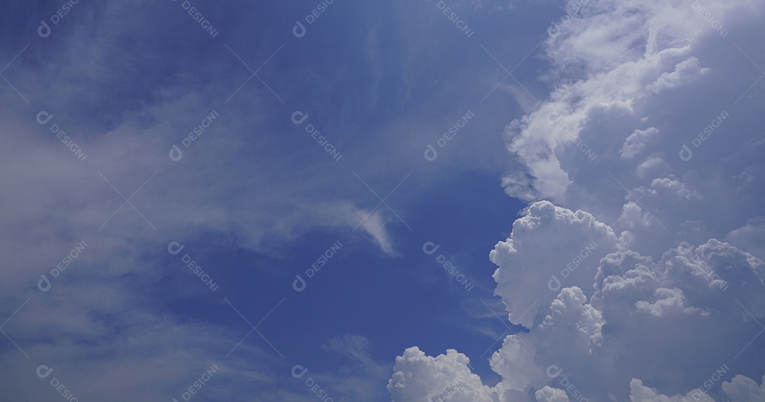 Fundo de textura de céu azul e nuvens cúmulos brancas