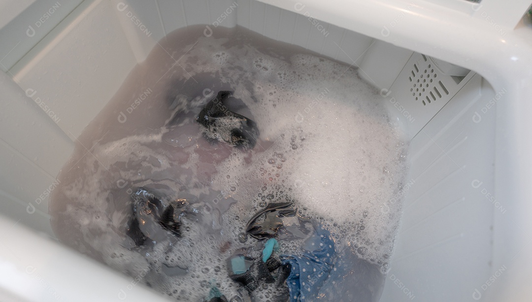 Roupas sujas na máquina de lavar de carregamento superior