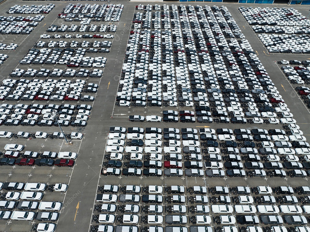 Vista aérea do estoque de carros novos no estacionamento da fábrica