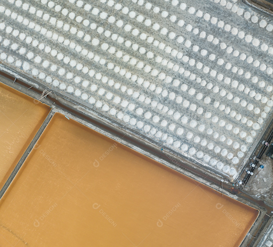 Vista aérea superior da fazenda de sal marinho