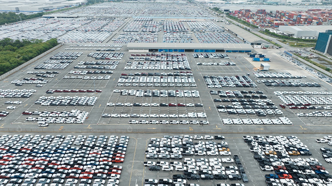 Vista aérea do estoque de carros novos no estacionamento da fábrica