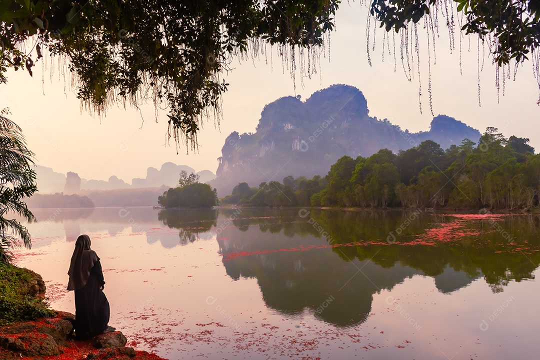 Paisagem Natureza Vista do Lago Nong Thale e mulher islâmica ou muçulmana em Krabi Tailândia
