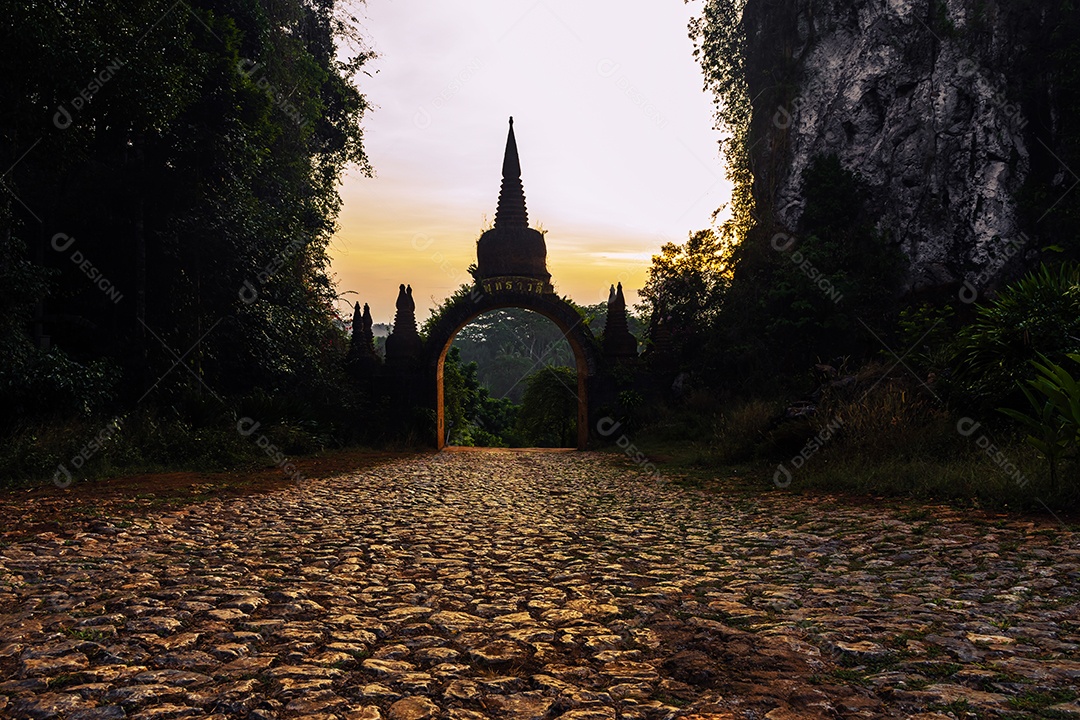 Paisagem do belo nascer do sol no Parque Khao Na Nai Luang Dharma em Surat Thani Tailândia