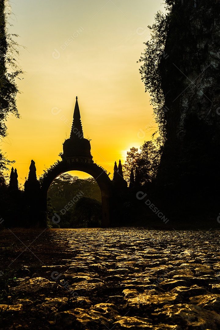 Paisagem do belo nascer do sol no Parque Khao Na Nai Luang Dharma em Surat Thani Tailândia