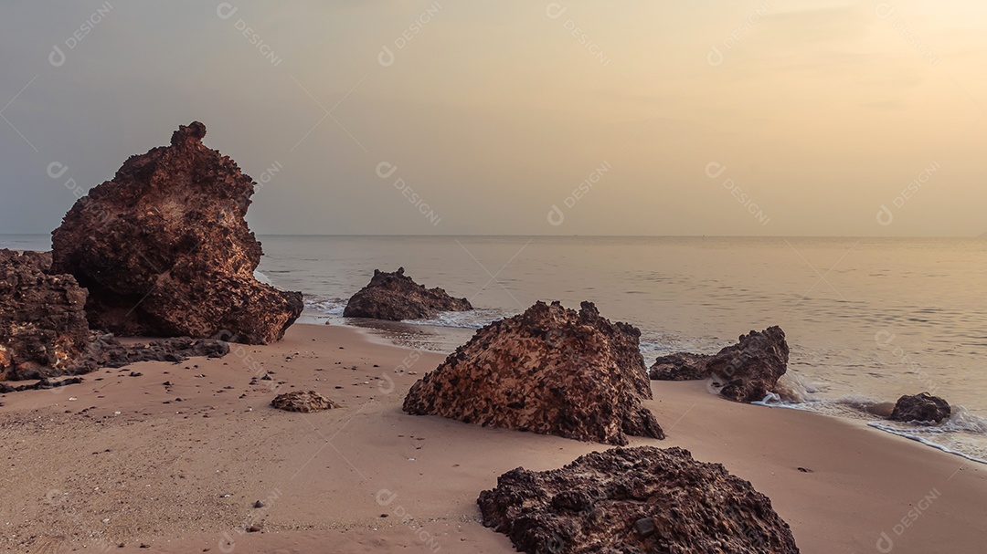 Paisagem do mar e ondas do mar pela manhã