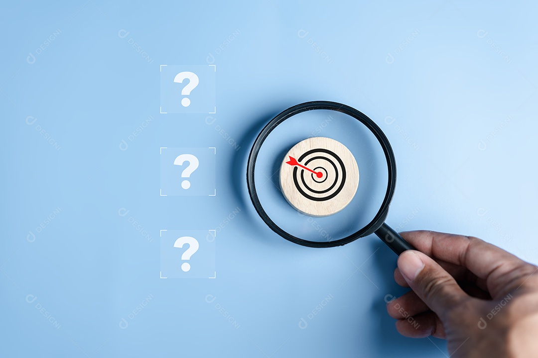 Foco da lupa para atingir o alvo da solução, entre o ícone de pergunta, o negócio bem-sucedido