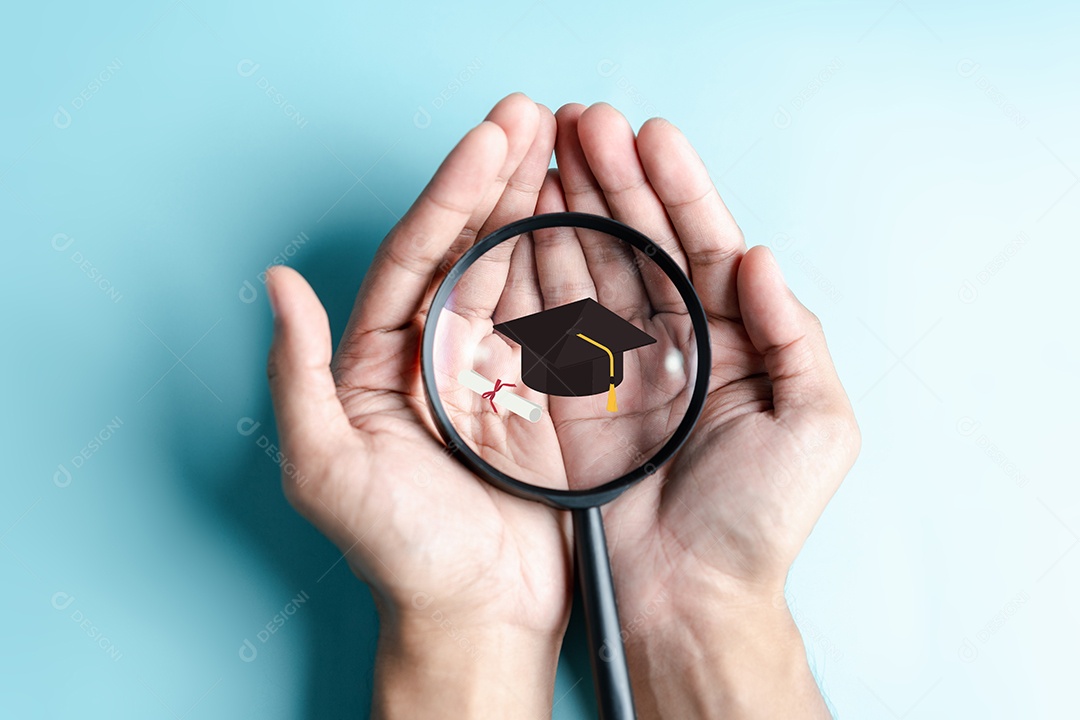 Mão segurando o boné de educação, levando ao objetivo de sucesso.