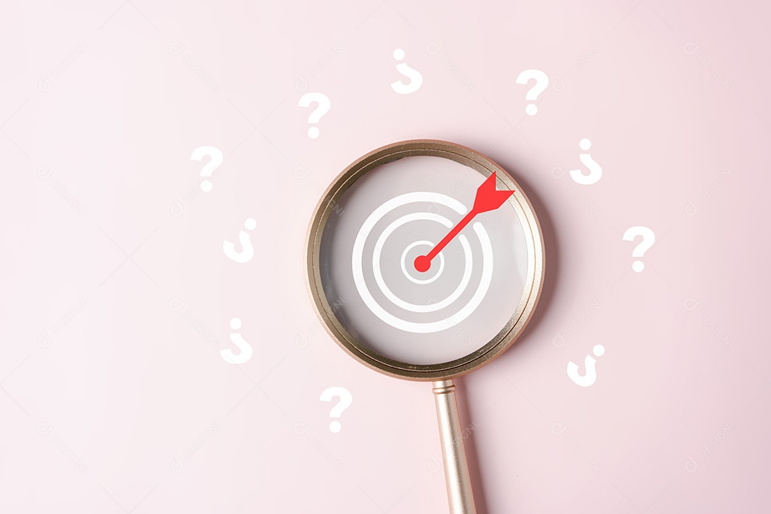 Foco da lupa para atingir o alvo da solução, entre o ícone de pergunta, o negócio bem-sucedido