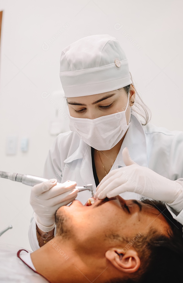 Dentista sobre seu consultorio odontológico