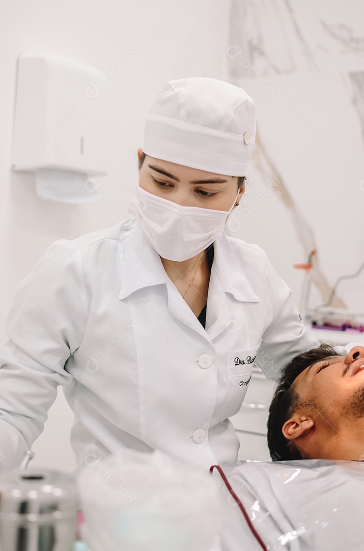 Dentista sobre seu consultorio odontológico