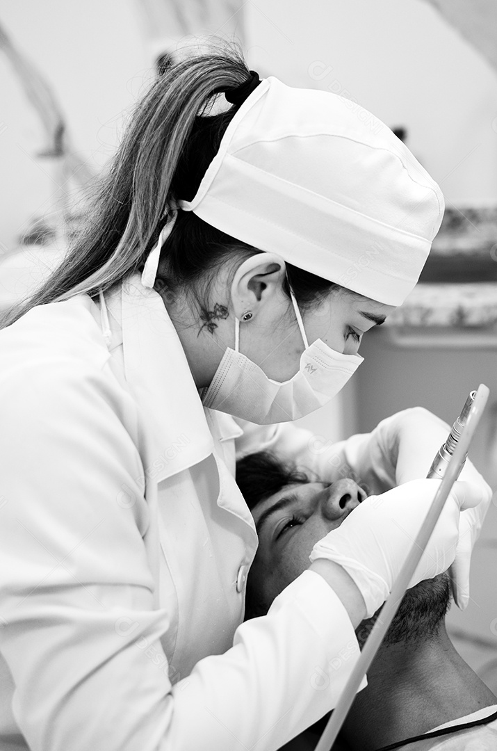 Dentista sobre seu consultorio odontológico