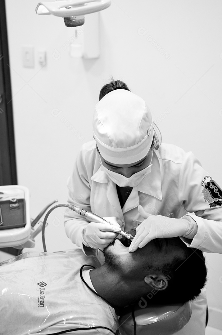 Dentista sobre seu consultorio odontológico