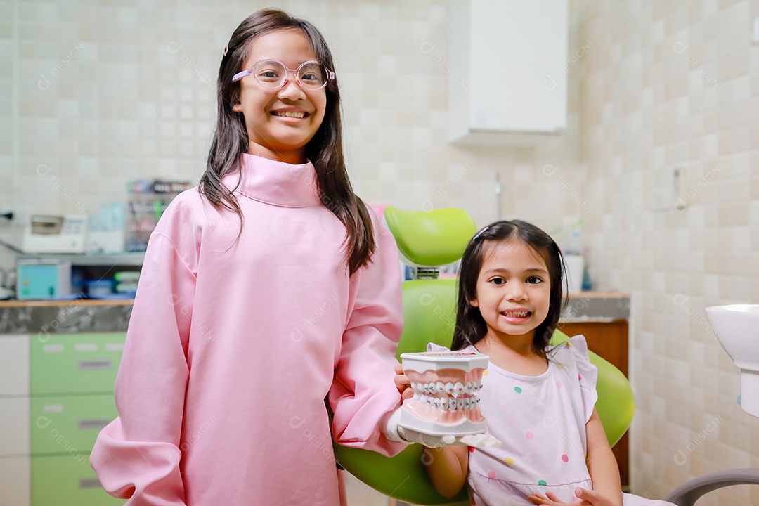Esta linda garota está se preparando para sua consulta odontológica regular no check-up do consultório do dentista.