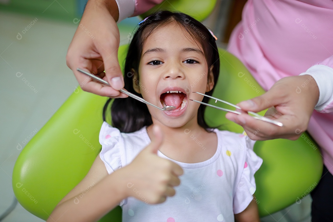 Esta linda garota está se preparando para sua consulta odontológica regular no check-up do consultório do dentista.