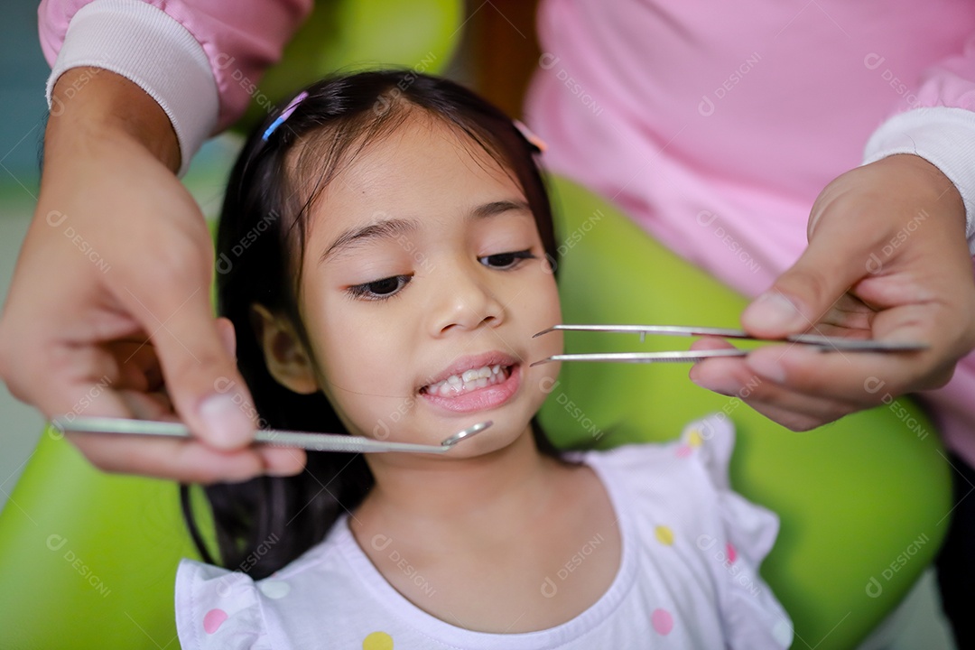 Esta linda garota está se preparando para sua consulta odontológica regular no check-up do consultório do dentista.
