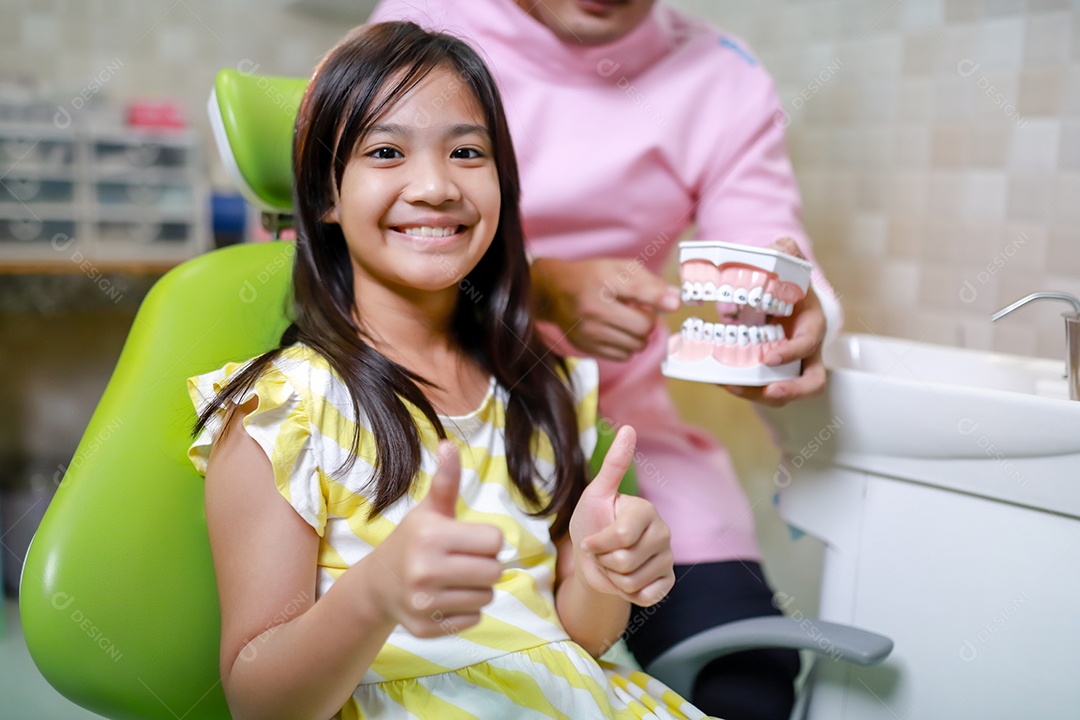 Esta linda garota está se preparando para sua consulta odontológica regular no check-up do consultório do dentista.