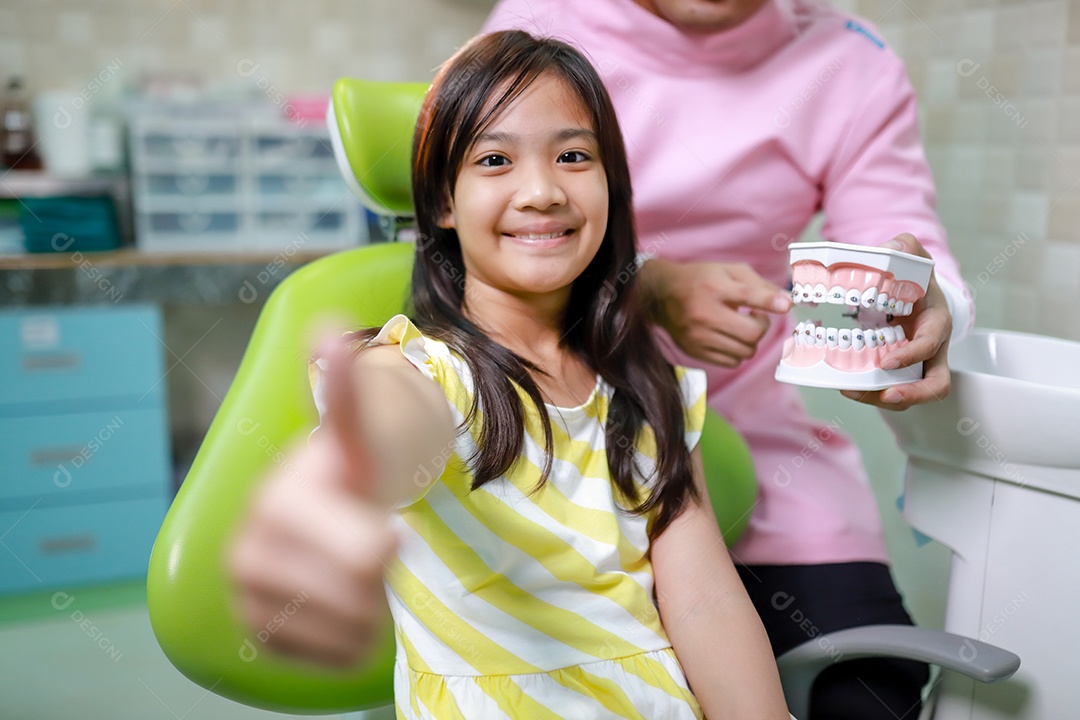 Esta linda garota está se preparando para sua consulta odontológica regular no check-up do consultório do dentista.