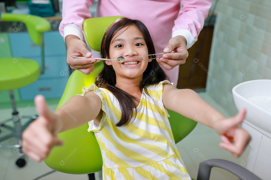 Esta linda garota está se preparando para sua consulta odontológica regular no check-up do consultório do dentista.