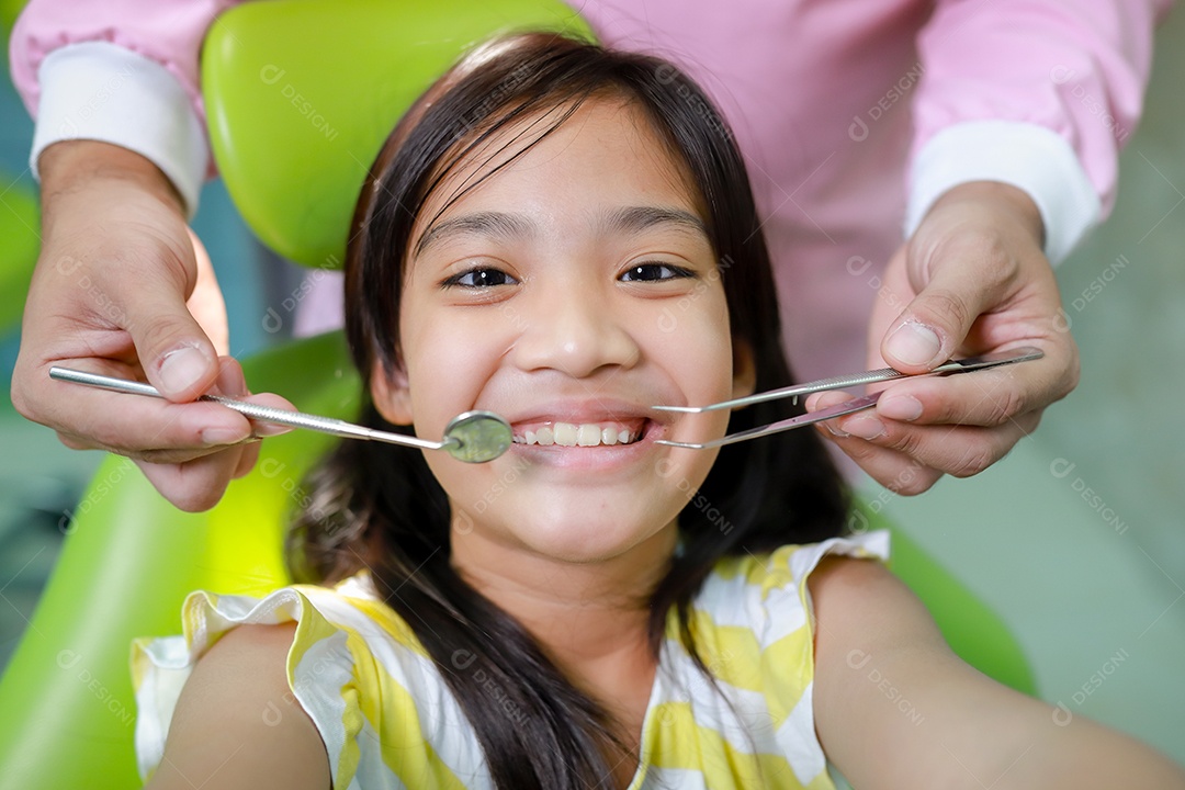 Esta linda garota está se preparando para sua consulta odontológica regular no check-up do consultório do dentista.