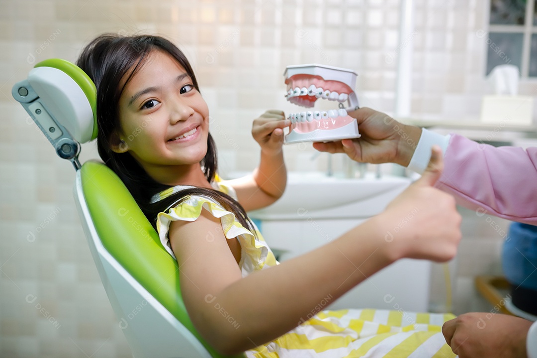 Esta linda garota está se preparando para sua consulta odontológica regular no check-up do consultório do dentista.