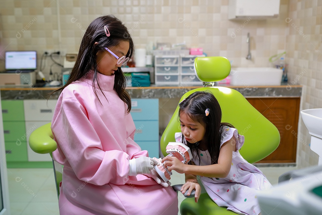 Esta linda garota está se preparando para sua consulta odontológica regular no check-up do consultório do dentista.