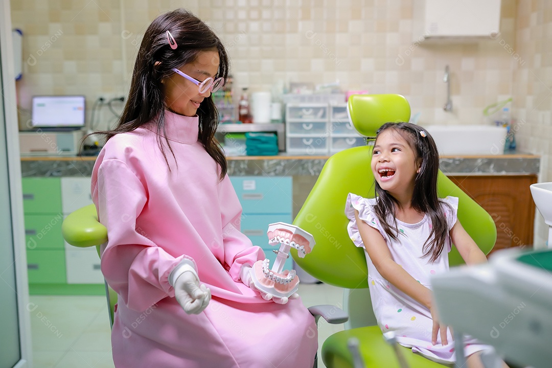 Esta linda garota está se preparando para sua consulta odontológica regular no check-up do consultório do dentista.