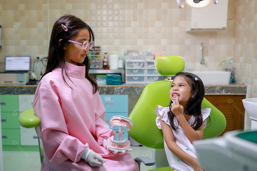 Esta linda garota está se preparando para sua consulta odontológica regular no check-up do consultório do dentista.