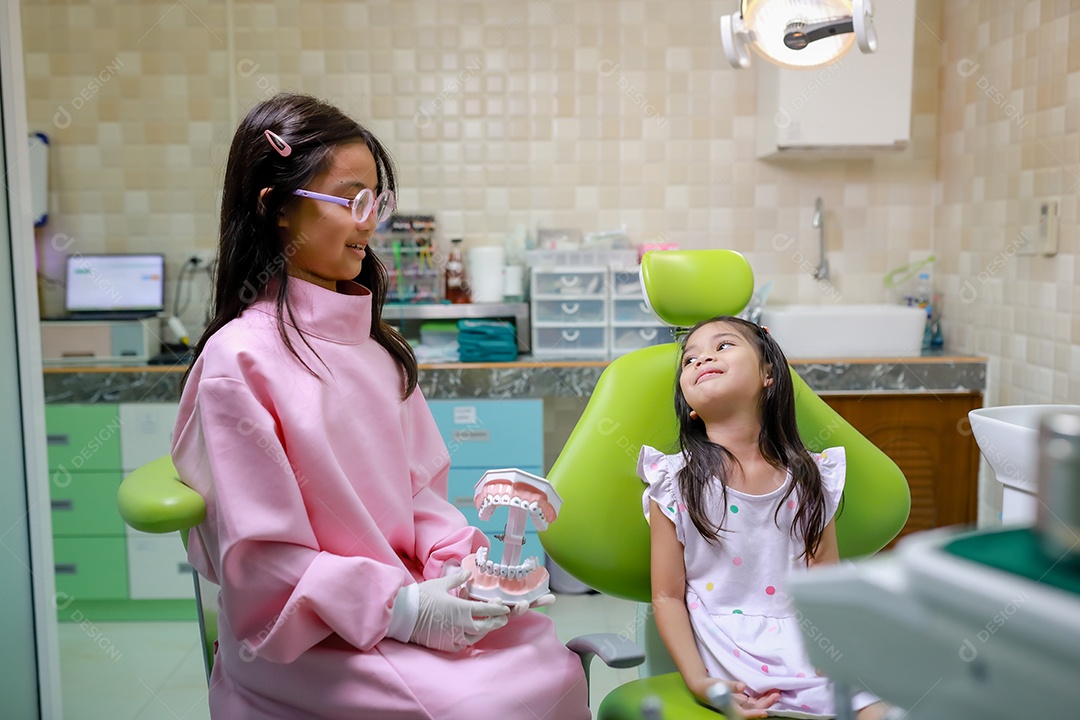 Esta linda garota está se preparando para sua consulta odontológica regular no check-up do consultório do dentista.