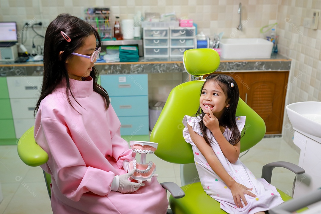 Esta linda garota está se preparando para sua consulta odontológica regular no check-up do consultório do dentista.