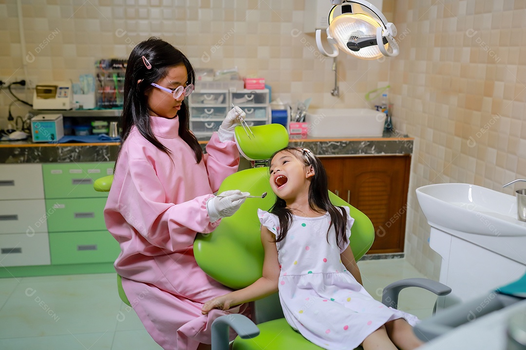 Esta linda garota está se preparando para sua consulta odontológica regular no check-up do consultório do dentista.