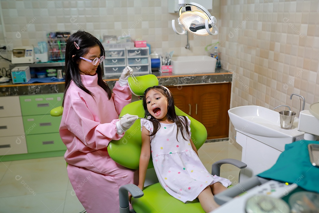 Esta linda garota está se preparando para sua consulta odontológica regular no check-up do consultório do dentista.