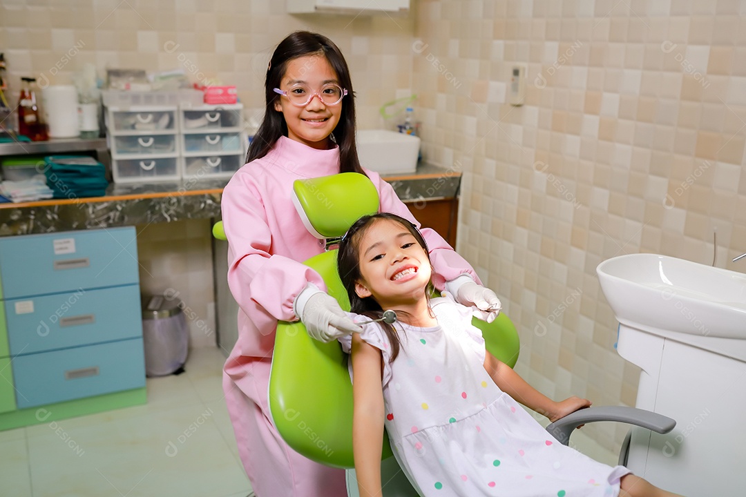 Esta linda garota está se preparando para sua consulta odontológica regular no check-up do consultório do dentista.
