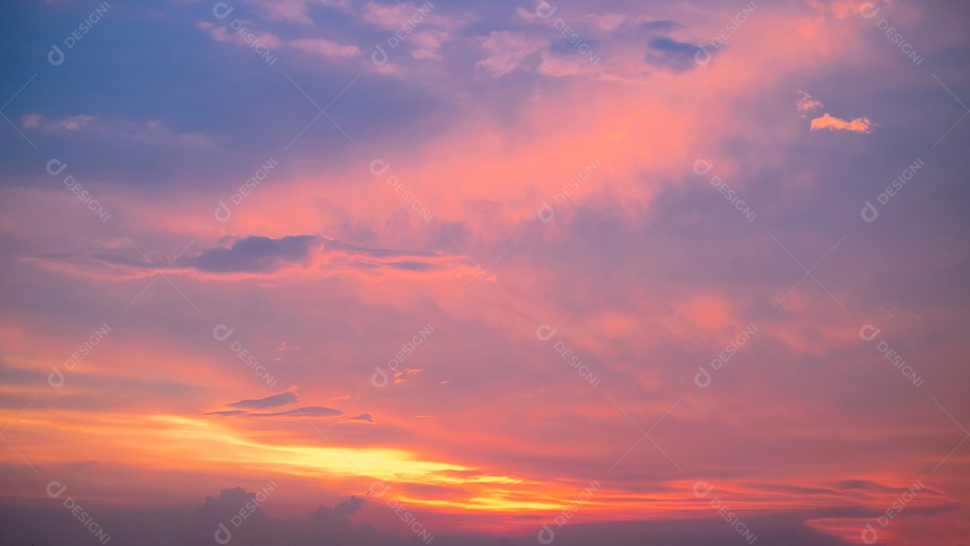 Lindas e luxuosas nuvens de ouro laranja com gradiente suave e luz solar no céu azul perfeito para o fundo