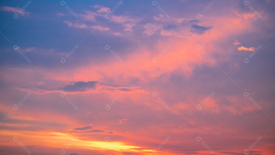 Lindas e luxuosas nuvens de ouro laranja com gradiente suave e luz solar no céu azul perfeito para o fundo