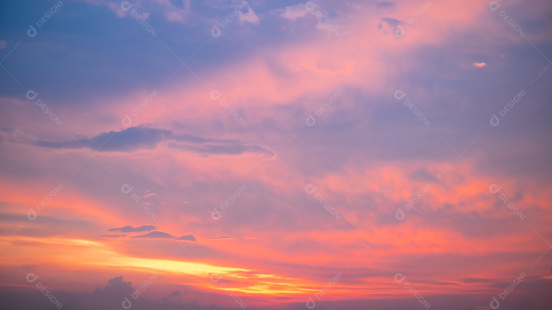 Lindas e luxuosas nuvens de ouro laranja com gradiente suave e luz solar no céu azul perfeito para o fundo